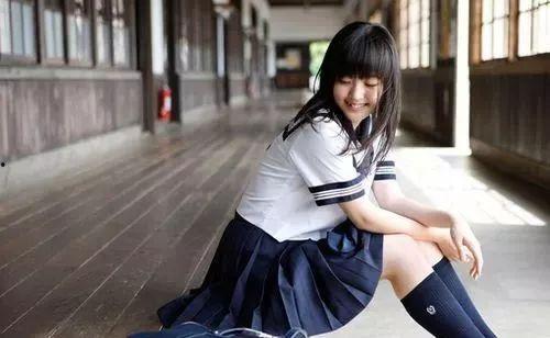 吃瓜女生穿校服视频,吃瓜女生校园生活视频走红网络