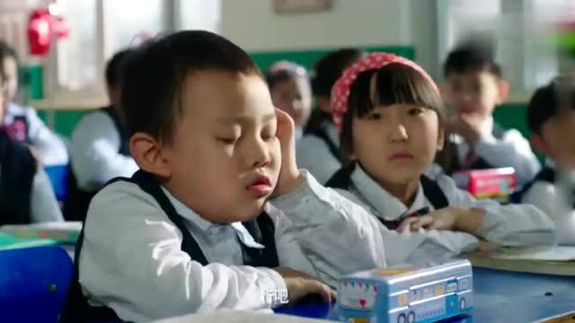 老师吃学生的瓜搞笑视频,老师与学生搞笑互动瞬间