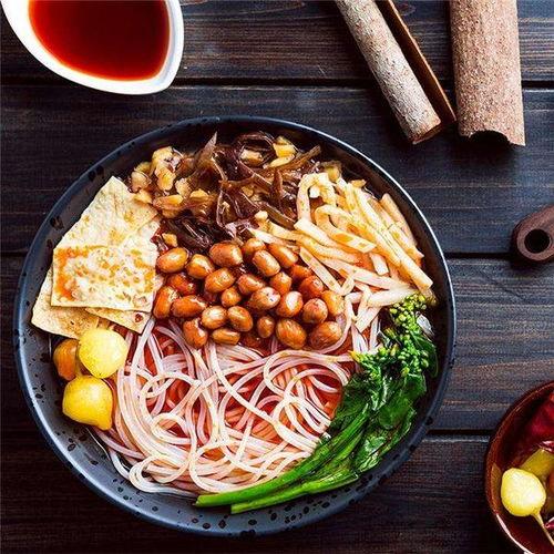 大瓜头吃螺蛳粉视频播放,视频播放量爆表！